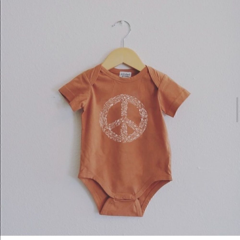 POLISHED PRINTS | new with tags | RUST COLORED FLORAL PEACE SIGN ONSIE